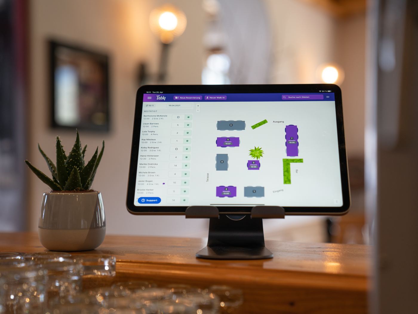 Tably mit Tischplan auf einem Tablet an der Bar