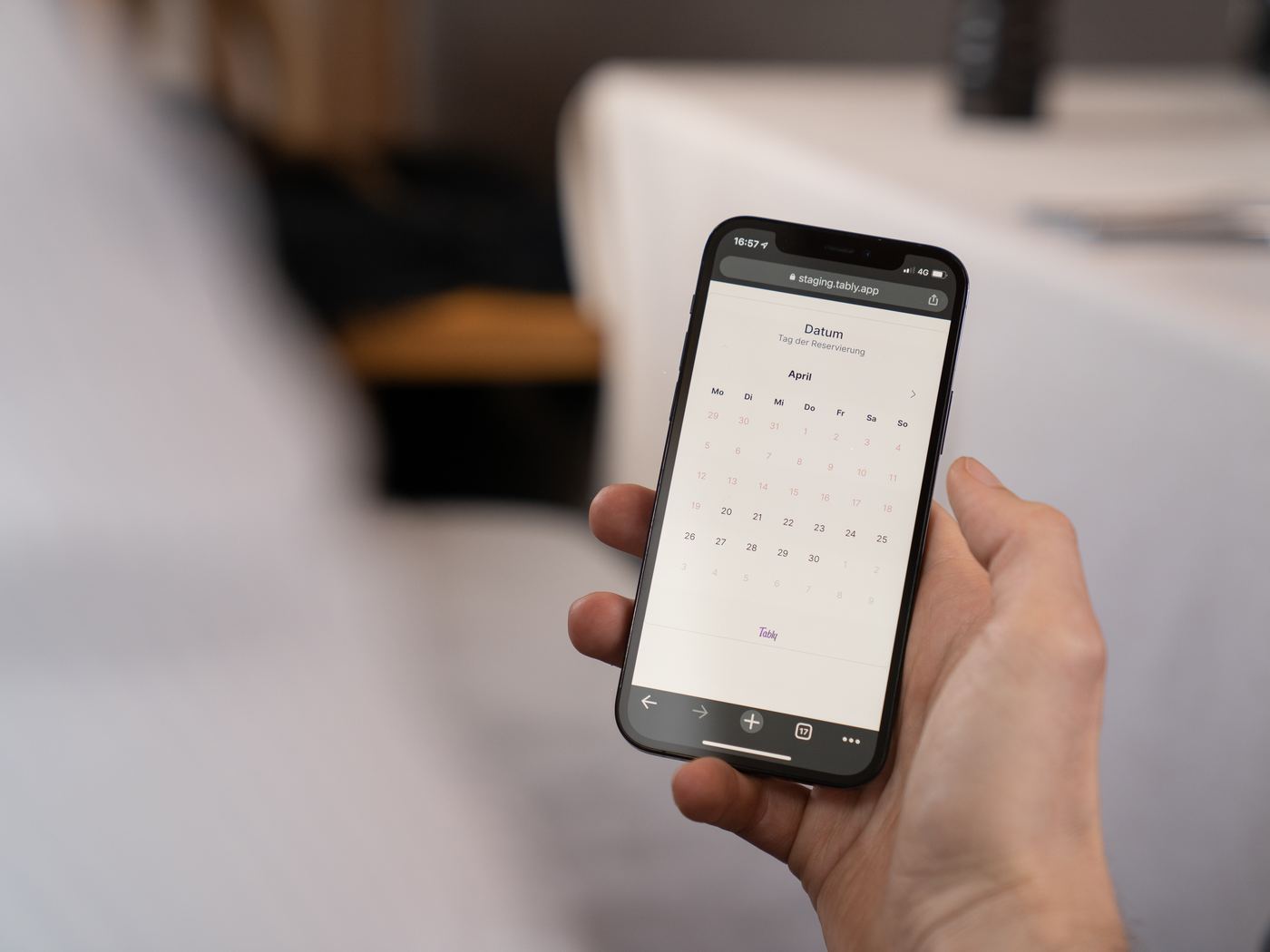 Gast wählt im Tably-Widget am Smartphone einen Tag für die Reservierung