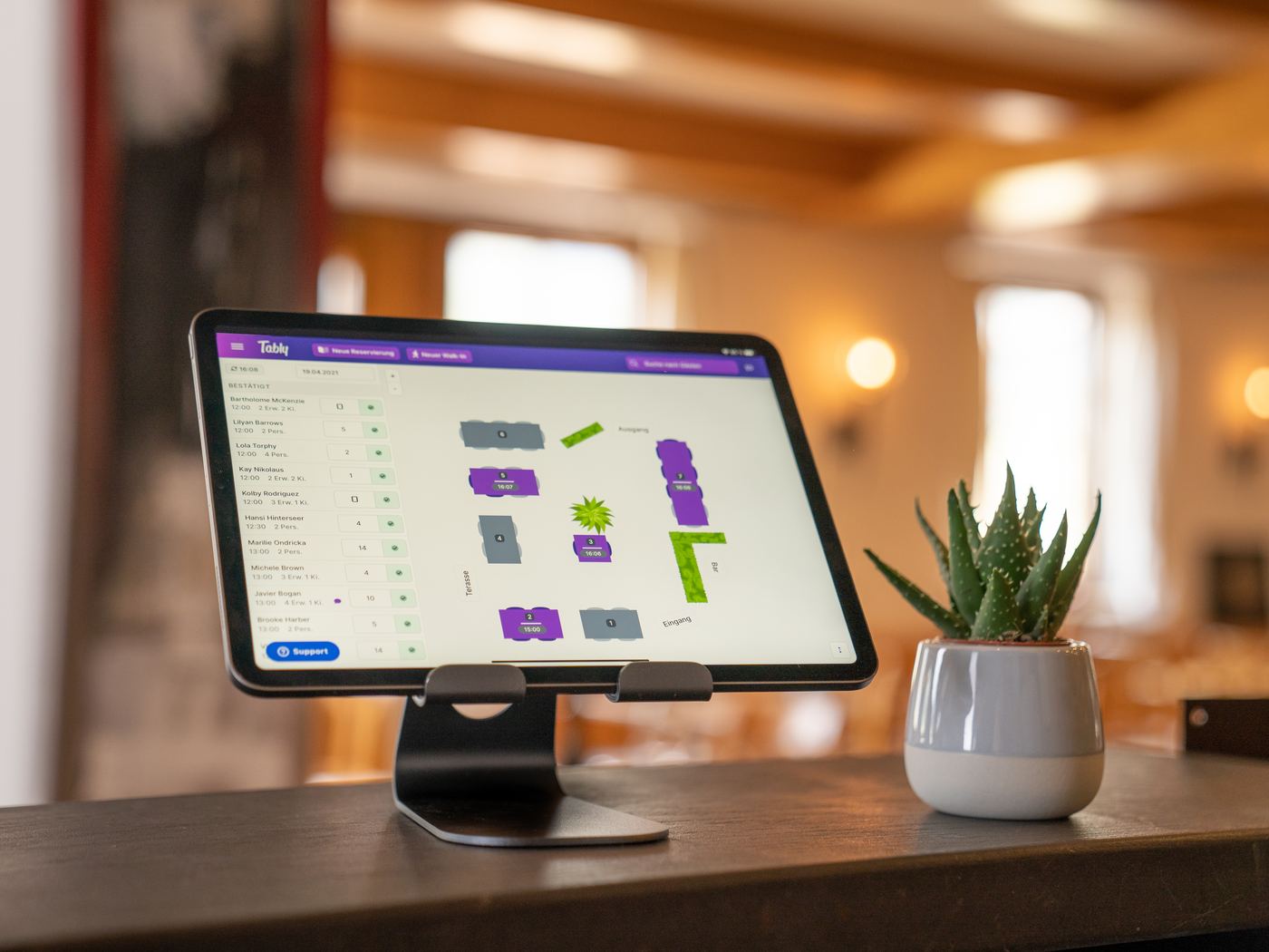 Grafischer Tischplan von Tably auf einem Tablet in der Gaststube