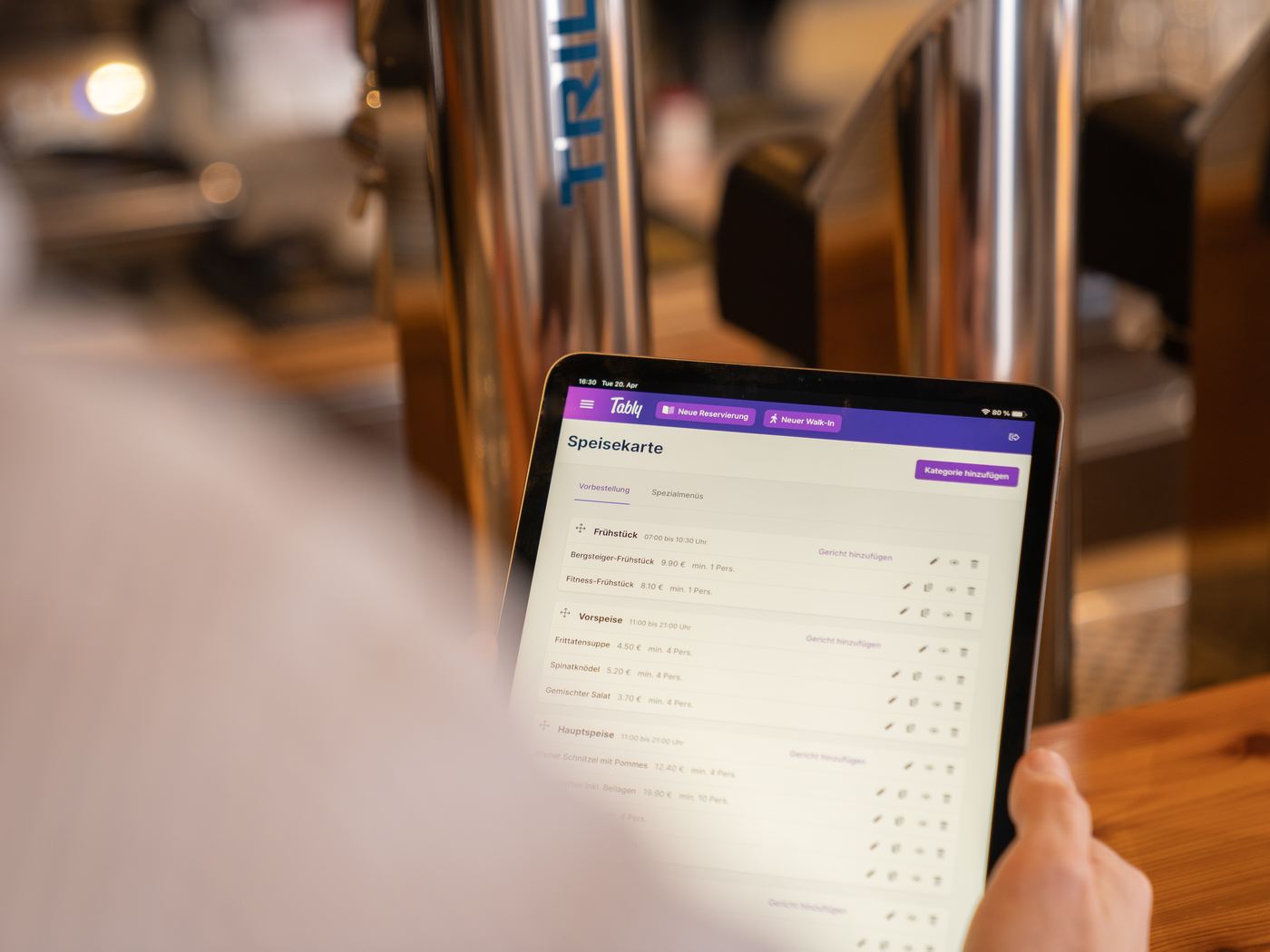 Speisekarte für Online-Bestellungen in Tably auf dem Tablet an der Schank