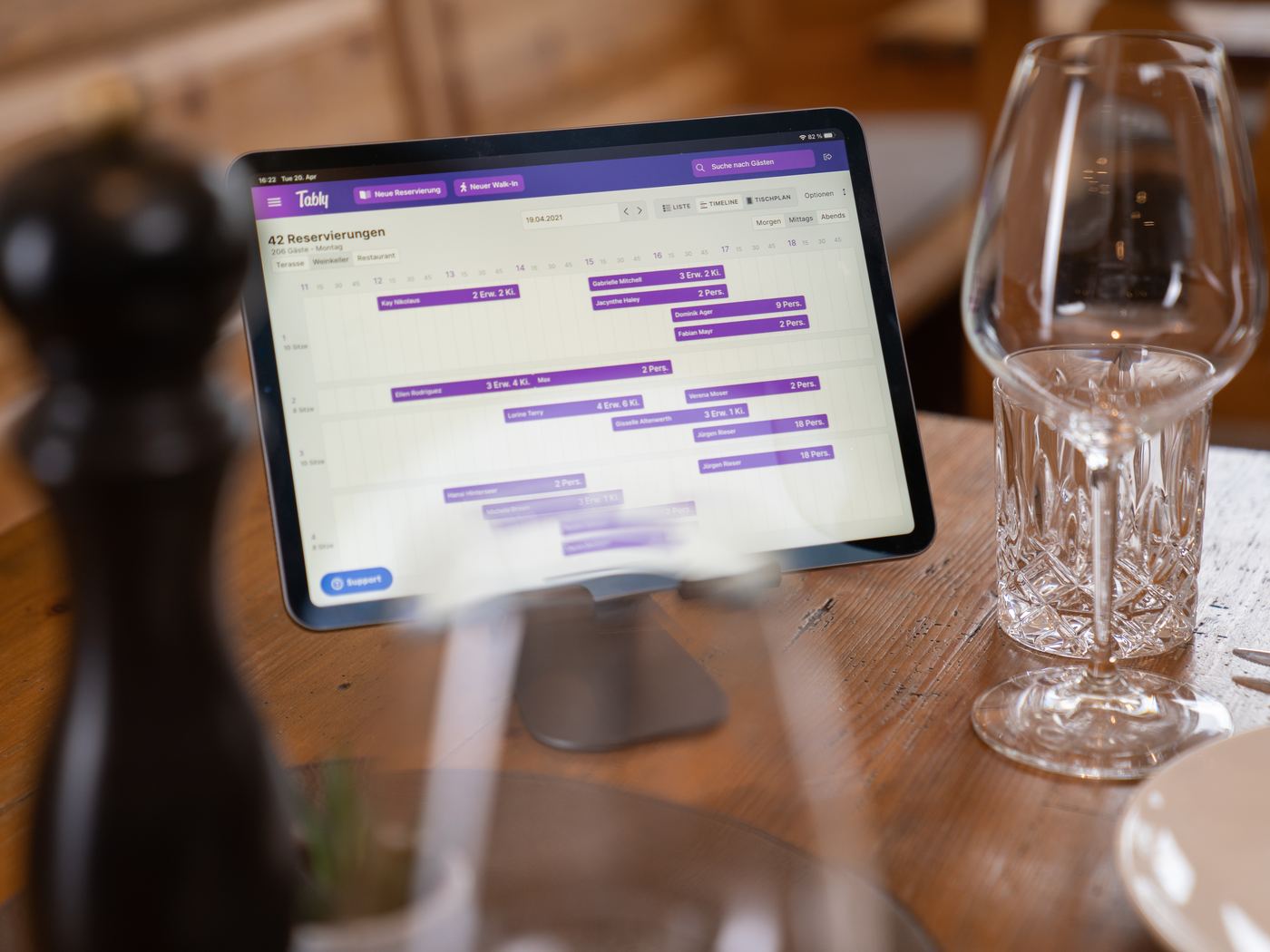 Timeline mit Reservierungen auf dem Tablet am gedeckten Tisch